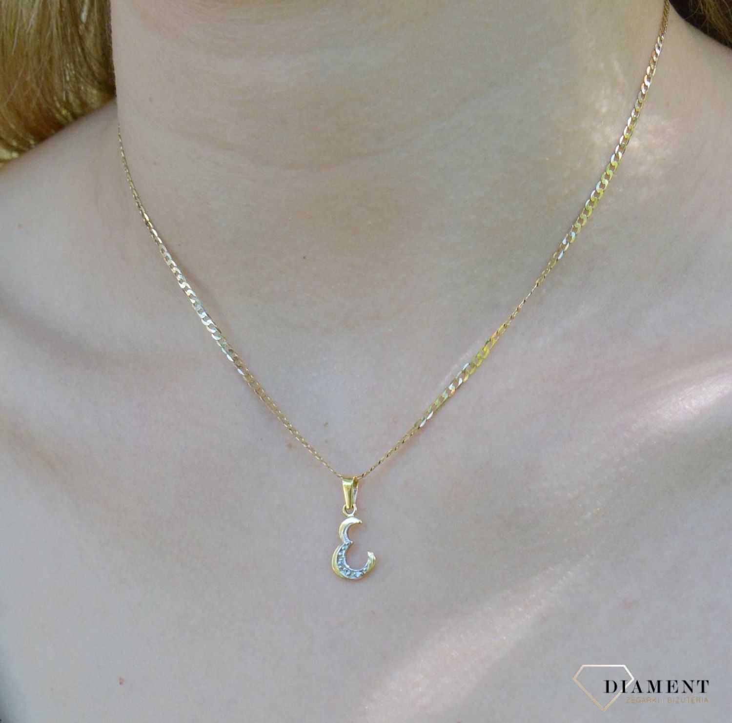 Złota zawieszka 585 literka E ozdobiona cyrkonią Z-98 E. Personalizowana zawieszka to doskonały pomysł na prezent dla każdej kobiety. Zawieszka z literą ze złota. Prezent na komunię dla dziewczynki..jpg